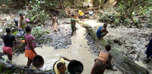 Quatre communautés de la République Centra-africaine renforcent leur solidarité et cohésion sociale en consolidant les liens avec le territoire de vie qu’elles partagent, et en cherchant à mieux le défendre face aux menaces extérieures